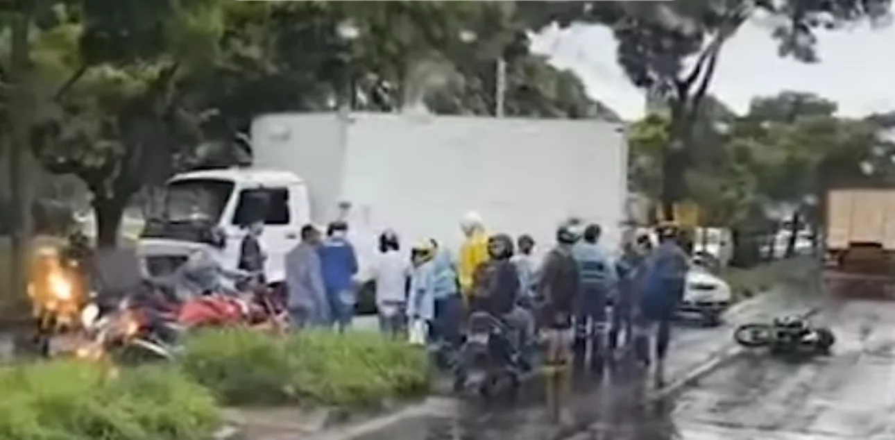 Um motociclista de 54 anos faleceu na manhã desta terça-feira (25) após colidir com um caminhão na Avenida José Andraus Gassani, no Bairro Distrito Industrial, em Uberlândia.