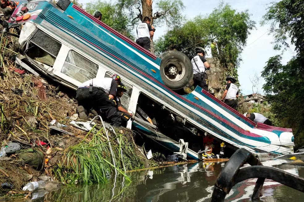 Ônibus cai de ponte na Guatemala e deixa 51 mortos