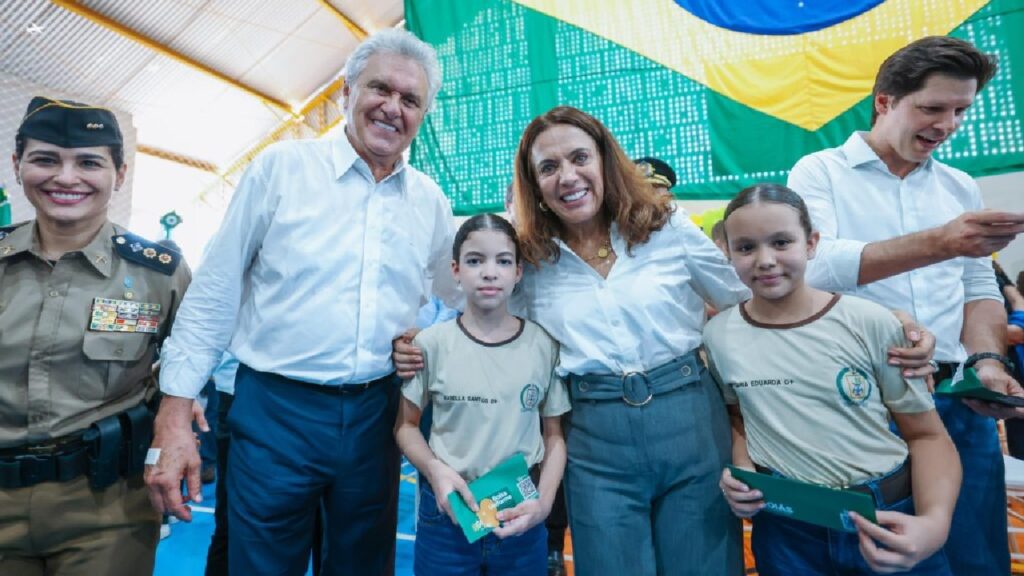 Governo de Goiás distribui 17,6 mil novos cartões do Bolsa Uniforme para estudantes de CEPMGs