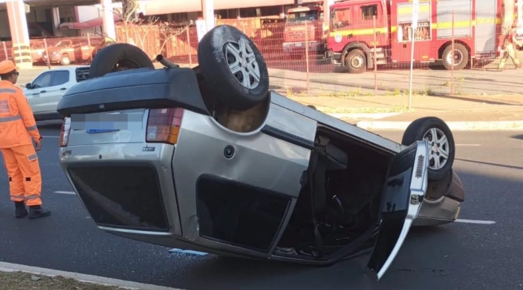 Carro capota após colisão na avenida Rondon Pacheco, em Uberlândia
