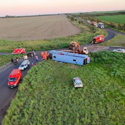 Tragédia na MG-223: ônibus que seguia de Anápolis para São Paulo tomba e deixa 10 mortos, entre eles duas crianças