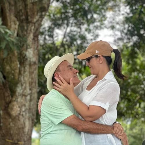 O prefeito de Rio Branco, Tião Bocalom, nomeou sua esposa, Kelen Rejane Nunes Bocalom, para o cargo de chefe de gabinete da Prefeitura, com um salário de R$ 28,5 mil.