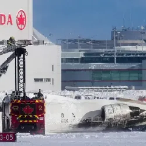 Testemunhas relatam momentos de pânico durante acidente com avião da Delta em Toronto