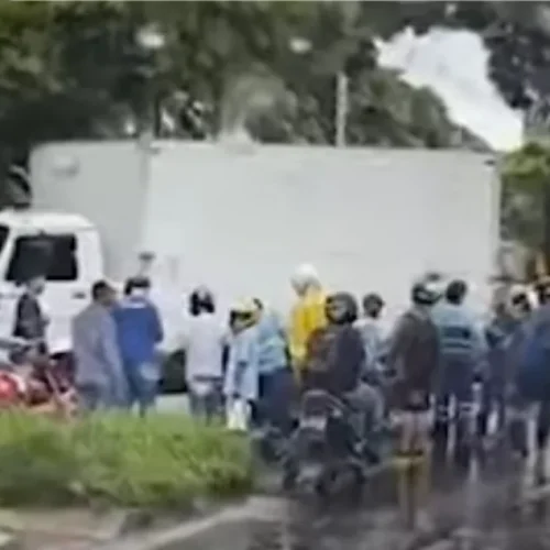 Um motociclista de 54 anos faleceu na manhã desta terça-feira (25) após colidir com um caminhão na Avenida José Andraus Gassani, no Bairro Distrito Industrial, em Uberlândia.