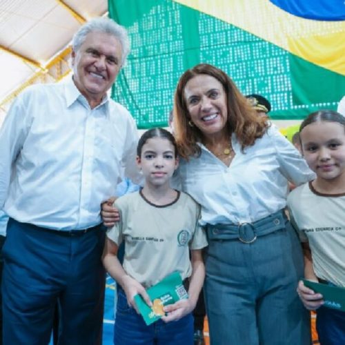 Governo de Goiás distribui 17,6 mil novos cartões do Bolsa Uniforme para estudantes de CEPMGs