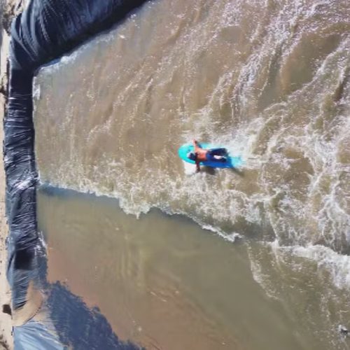 Surfista constrói piscina com ondas artificiais no RS e viraliza nas redes sociais